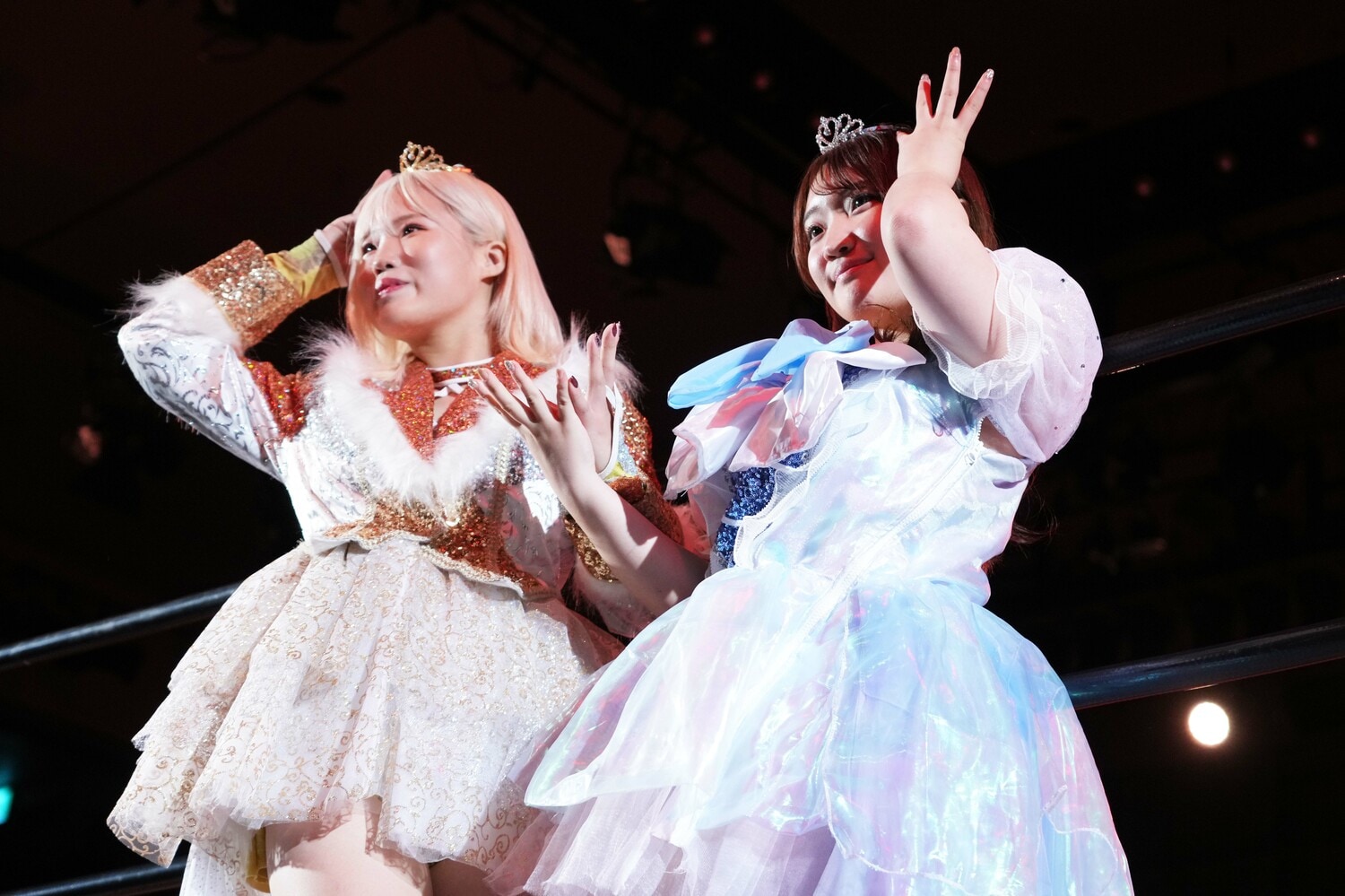 プロレスラーになったきずな。写真はタッグパートナーのビクトリア弓月と ©Essei Hara