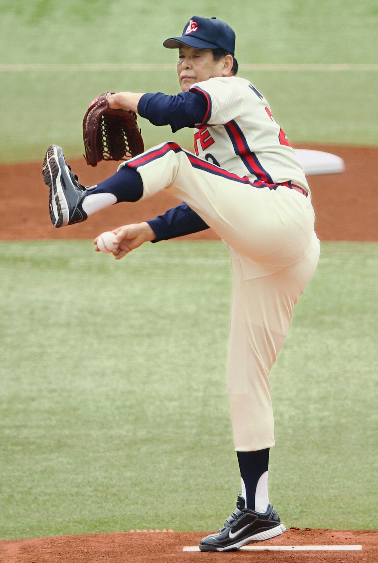 2016年のロッテvs.楽天の始球式に登板した村田兆治。当時66歳にしてマサカリ投法は健在　©︎JIJI PRESS