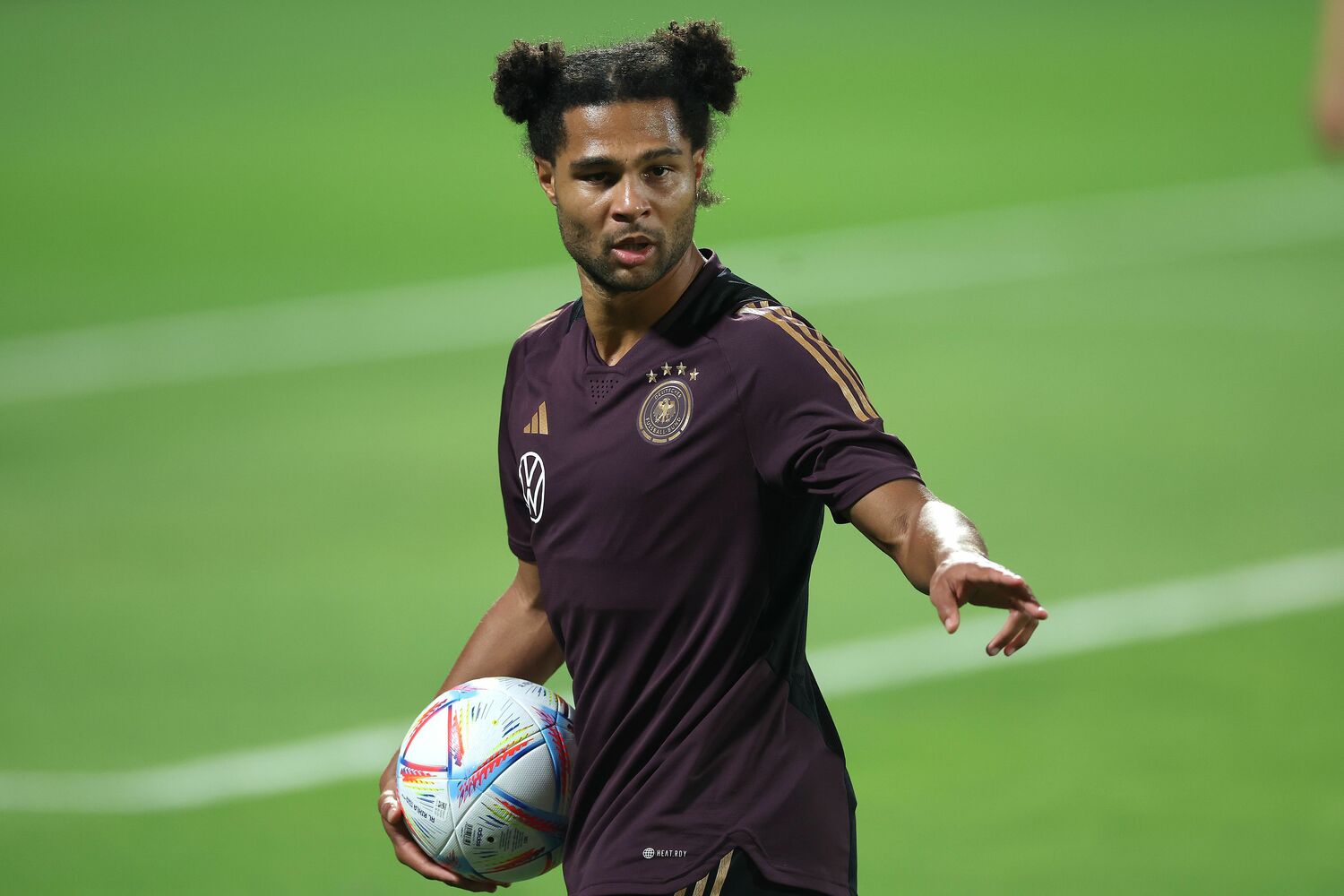 ドイツ代表で10番を託されるセルジュ・ニャブリ。新しいヘアスタイルでも話題を集めている　©︎Getty Images