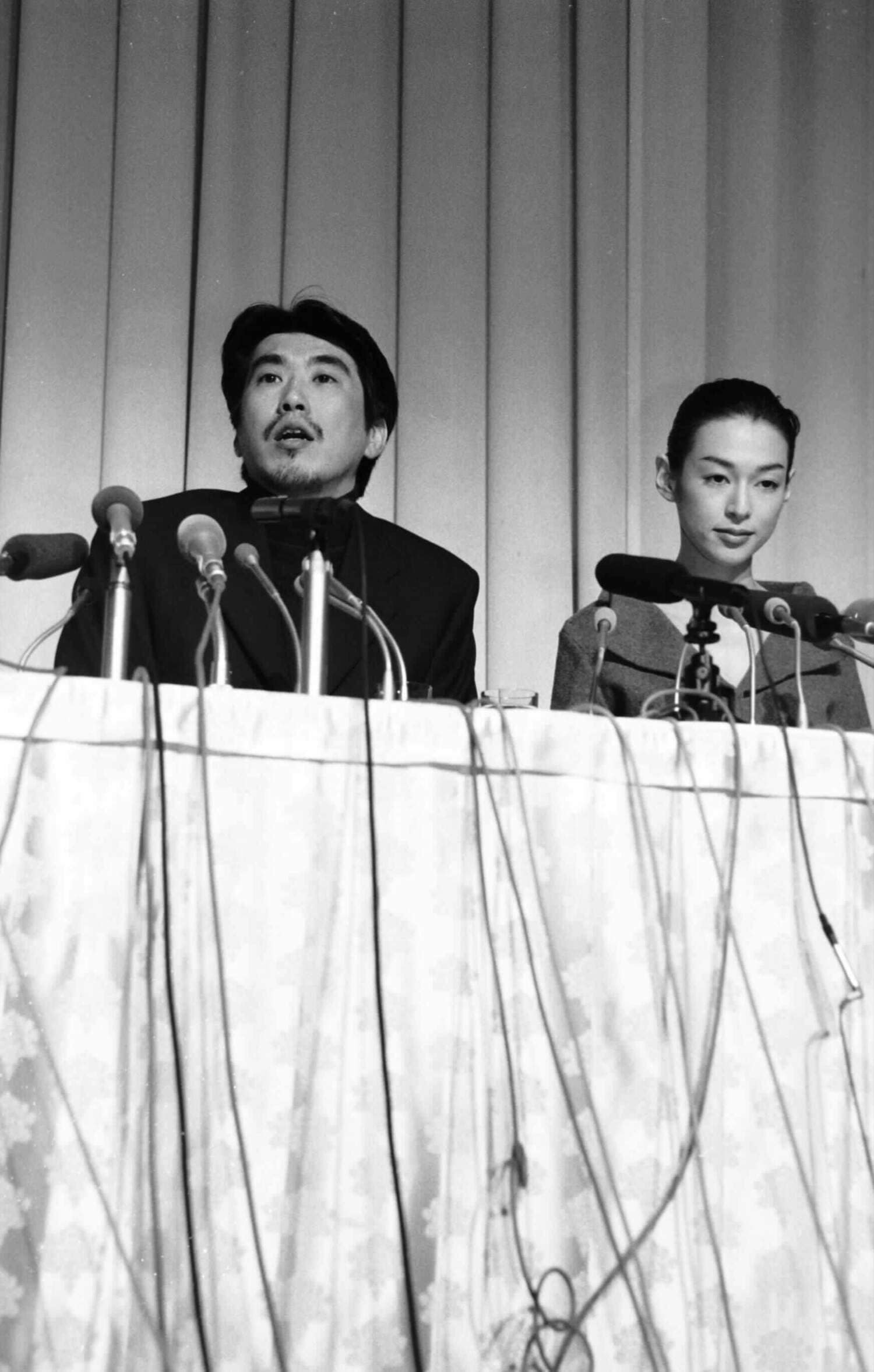1998年11月、石橋貴明と鈴木保奈美の結婚会見　©BUNGEISHUNJU