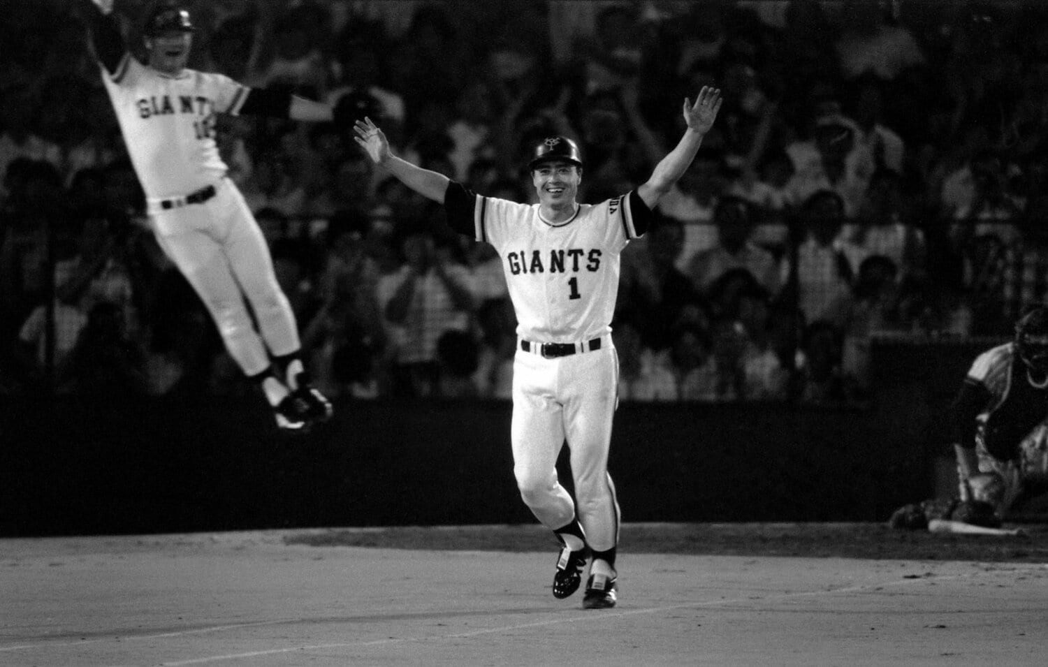 1977年9月3日、王貞治さんが756号を放った瞬間、大ジャンプで祝福する張本勲さん　©Sankei Shimbun
