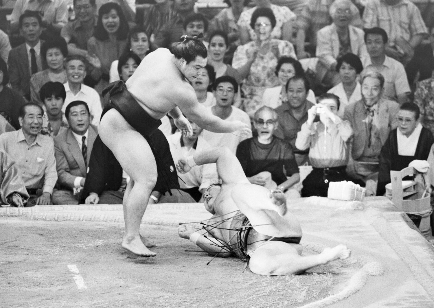 1989年の名古屋場所（7月場所）千秋楽。史上初の同部屋の横綱による同点決勝。優勝決定戦の末、横綱北勝海を上手投げで下した千代の富士　©JIJI PRESS
