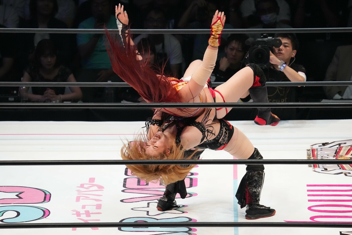 ロコモーション式ジャーマン・スープレックスはカウント2で返されたが…（写真をクリックすると「この記事の写真」に飛びます。流血等の写真を含みますので、ご注意ください）　©Essei Hara