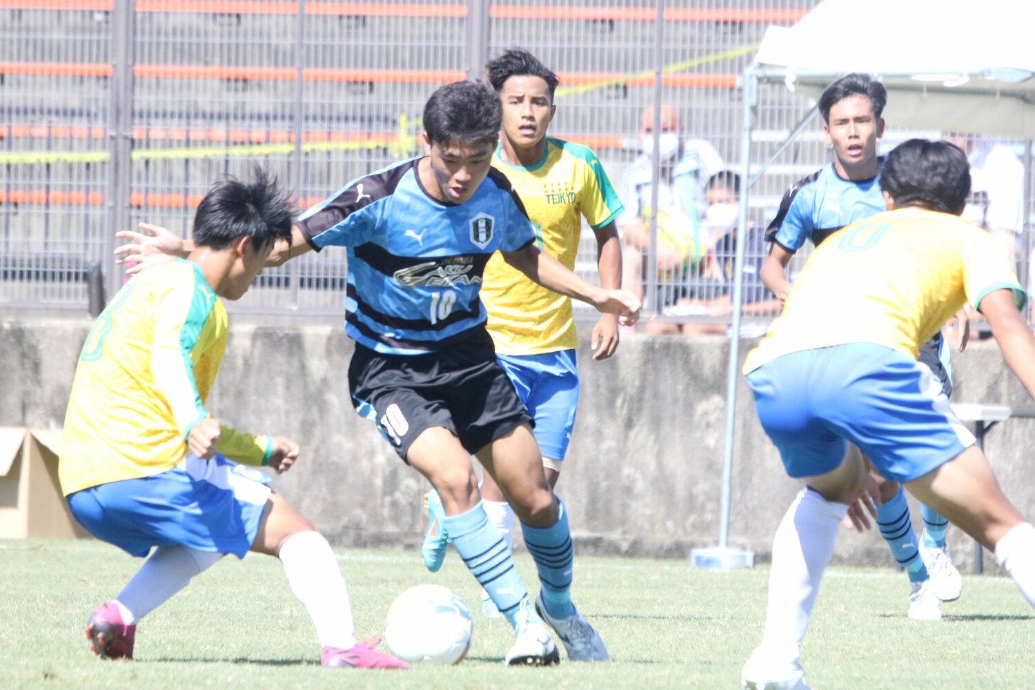 選手権でも中盤の要として活躍した岡山学芸館MF山田蒼（3年）。夏のインターハイではベスト8で涙を飲んだが、明らかに進化を感じさせるサッカーを展開した　©︎Takahito Ando