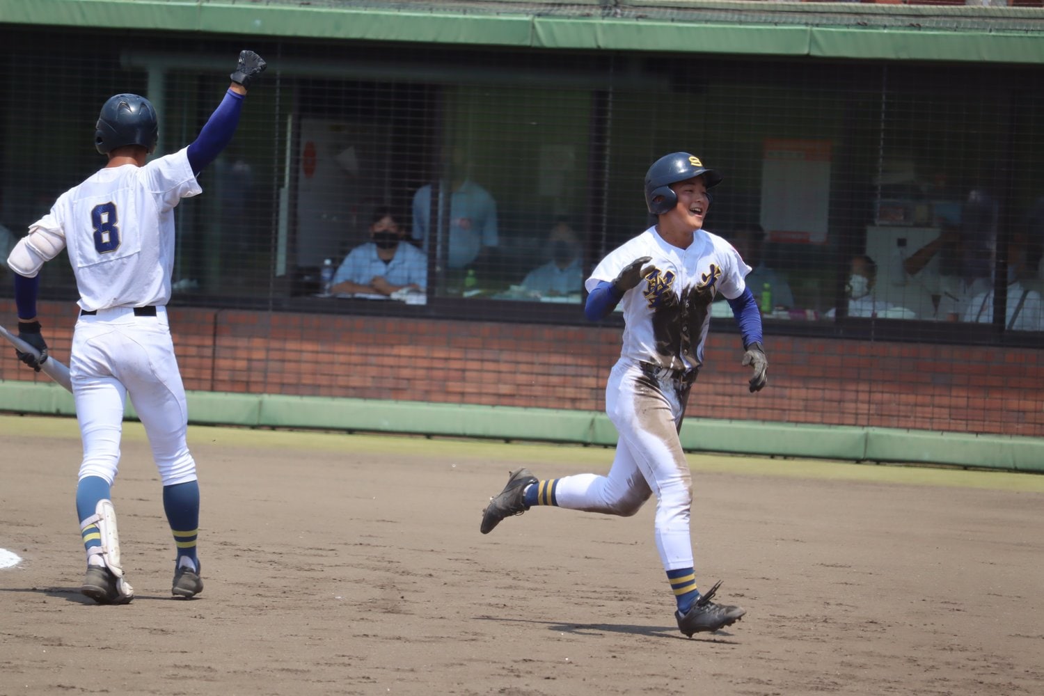 光南高校戦、ホームスチールを成功させ手を叩きながらベンチに戻る谷内を、ガッツポーズで見送る坂本　©Genki Taguchi