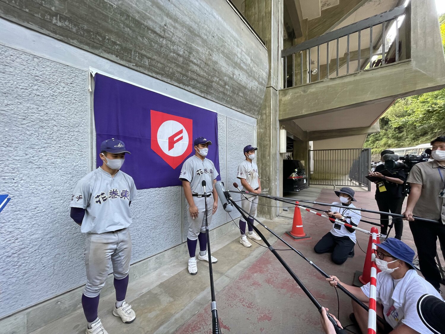 秋の県大会で報道陣の取材に応じる佐々木麟太郎（中央）　©Ayako Oikawa