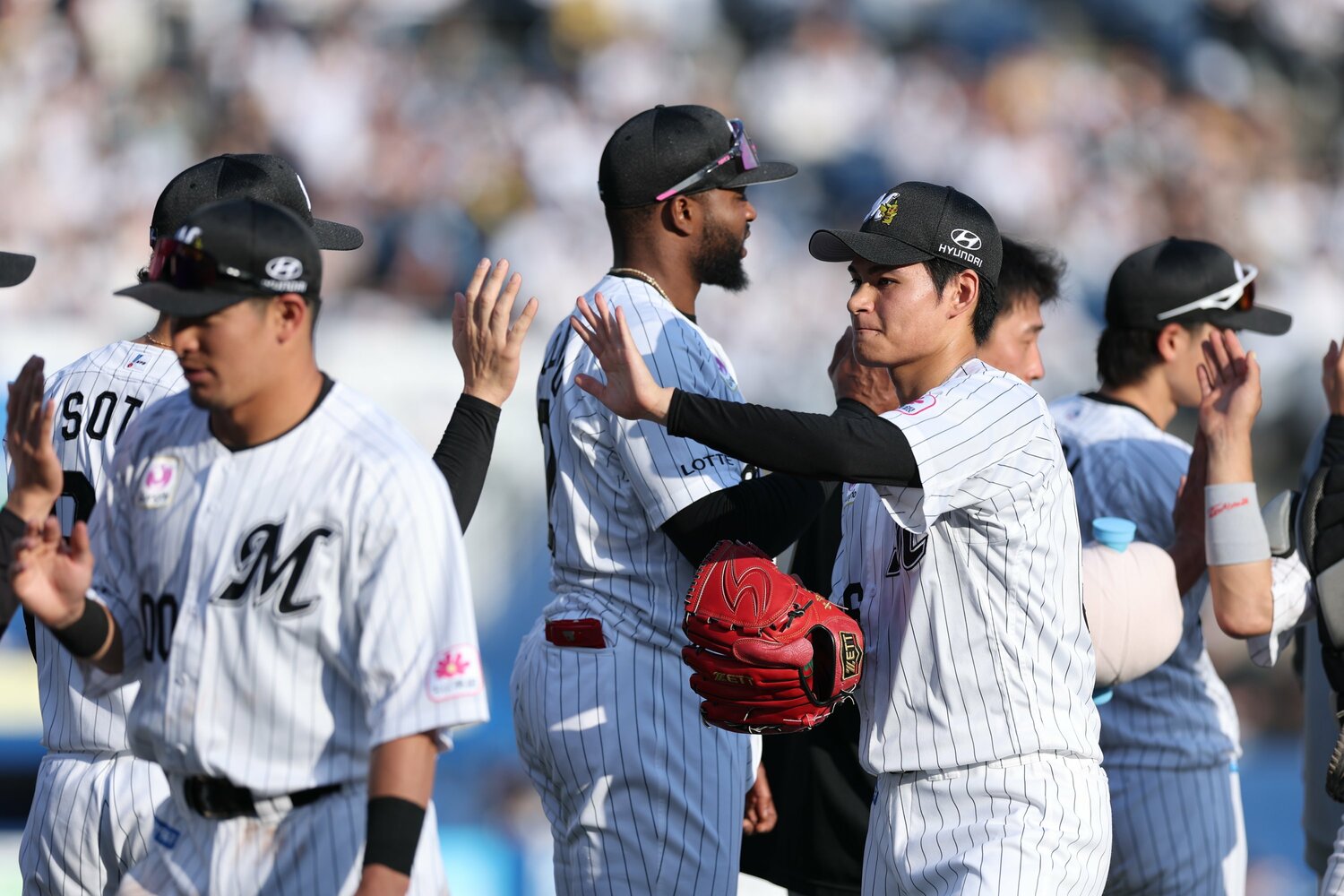試合を締める中森　©Chiba Lotte Marines