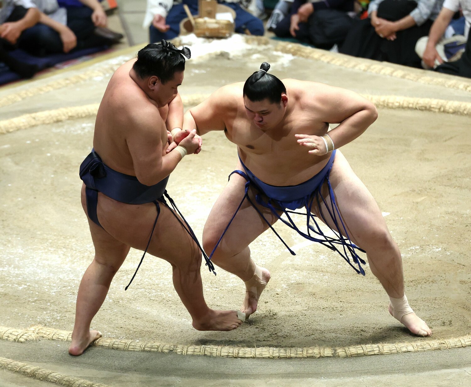 大相撲秋場所14日目、豊昇龍（手前）を押し出しで破り、優勝を決めた大の里。初土俵から所要9場所で大関昇進となった（昭和以降最速）　©JIJI PRESS