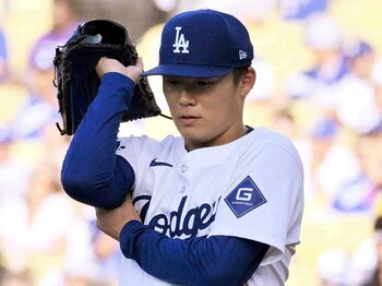 ドジャース激震「じつは試合前から異変が…」山本由伸の右肩負傷は“スライダーが増えた”から？ 大谷翔平がサポート約束も、ベッツまで離脱＜Number Web＞ photograph by JIJI PRESS