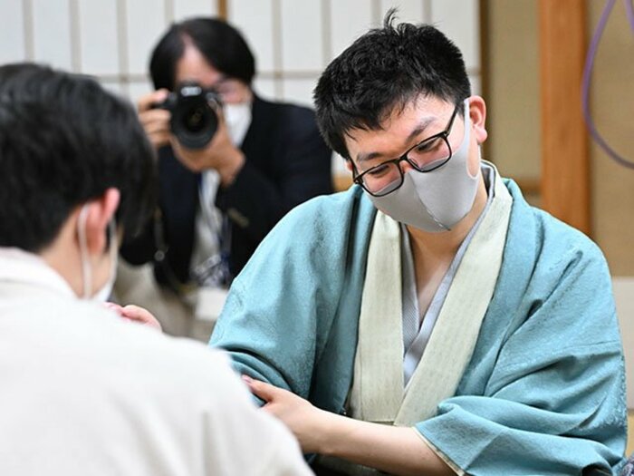 14歳の藤井聡太に「将棋を教えてほしい」…永瀬拓矢24歳が八冠“最後の砦”となるまで「プライドや意地はこの世でいちばんいらない」<Number Web> photograph by Keiji Ishikawa