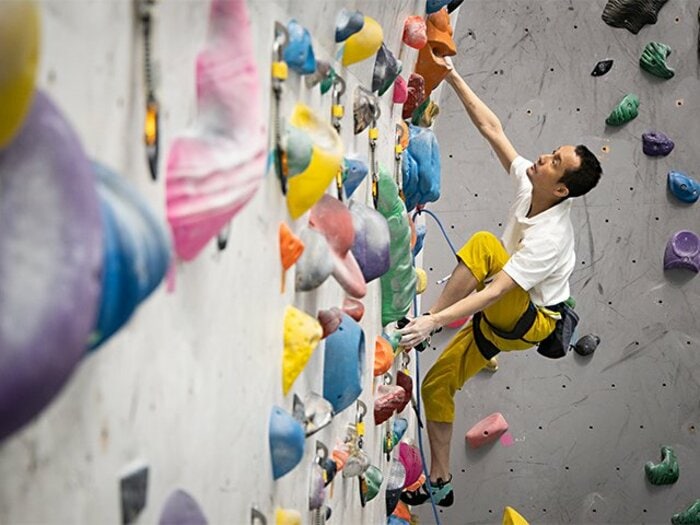 視覚に頼らず壁を登るクライマー。49歳の日本王者が越えた2つの挫折。＜Number Web＞ photograph by Kenichi Moriyama