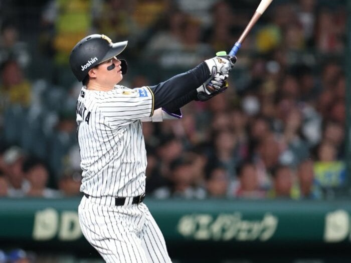 阪神前監督・岡田彰布に聞く「なぜ森下翔太は“死球が異様に多い”のか？」その“納得の答え”…佐藤輝明とのホームラン王争いは「最後までわからんよ」＜Number Web＞ photograph by JIJI PRESS