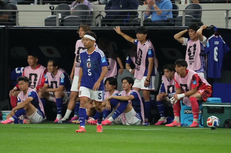 長友佑都が出場している間も、ベンチの選手たちは変わらず声を出し続けた（1枚目／全3枚） ©Masashi Hara