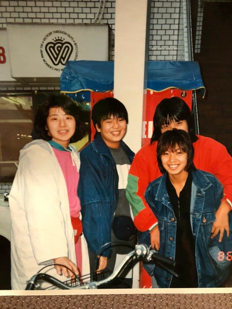後部左から西脇充子、堀田、鈴木美香（みなみ鈴香）、前列の神崎文枝は85年デビューの同期　©本人提供