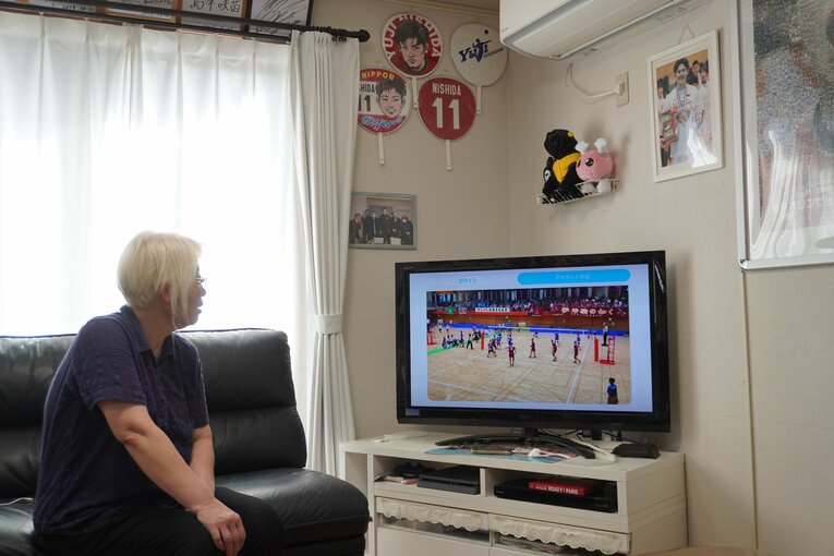 昔の試合映像を懐かしそうに見つめる母・美保さん