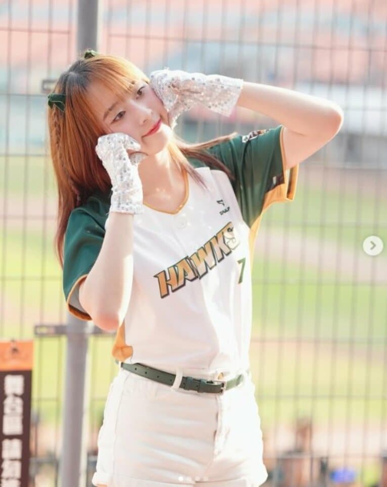 「日本でも大人気…中には韓流アイドルも！」小野寺の所属する台鋼ホークス・チアリーダーたち／公式インスタグラムより
