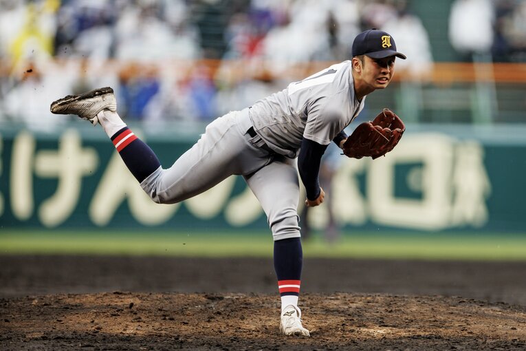 仙台育英時代はエースナンバーを背負った高橋。2年時の夏の甲子園では胴上げ投手に　©Kichi Matsumoto