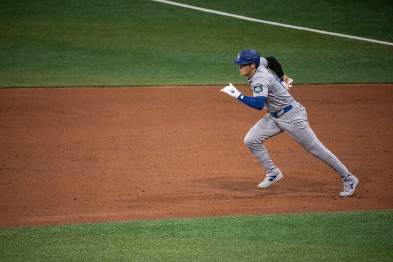 速すぎた盗塁…連続写真　©Nanae Suzuki