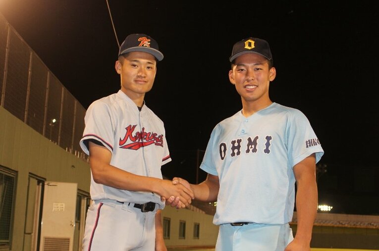 練習試合で対戦が実現した近江・山田陽翔（右）と京都国際・森下瑠大 ／ photograph by Fumi Sawai