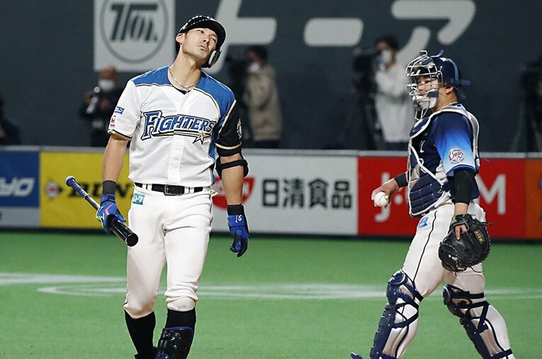 好機に凡退し、悔しい表情を見せる日本ハム・大田 ／ photograph by KYODO