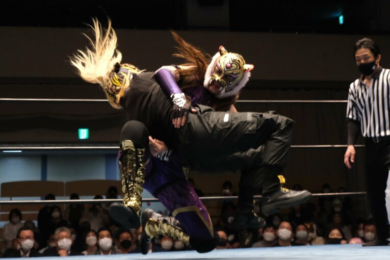 タイガー・クイーンを激怒させた“ヒール殺法”…乱入に凶器攻撃、待望のライバルは何でもありの“闇の軍団”？(33)