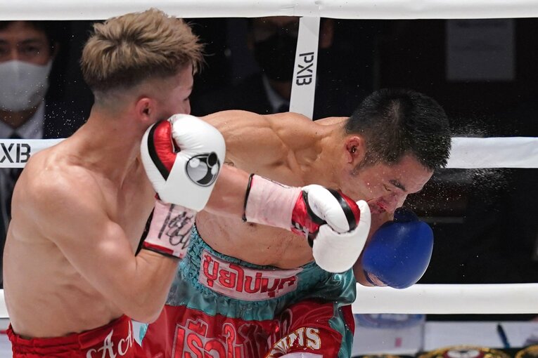 2021年12月14日、守備に徹するアラン・ディパエンに手を焼きながらも8回TKO勝利を収めた　©Getty Images