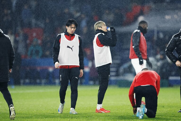 キックオフ前から前半半ばまで激しい雨が続いた　©Daisuke Nakashima