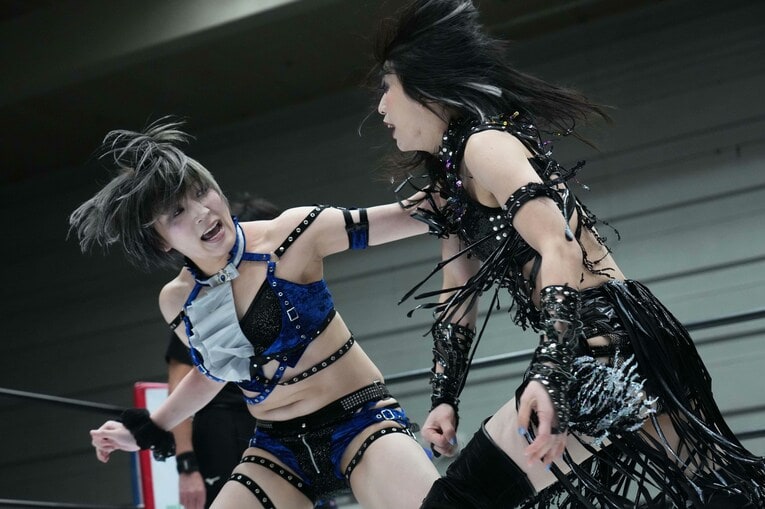 上谷沙弥を殴る安納サオリ　©Essei Hara