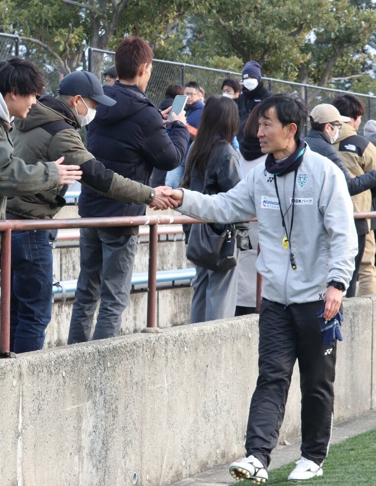 サポーターと握手する金明輝監督（2025年1月）©︎JIJI PRESS