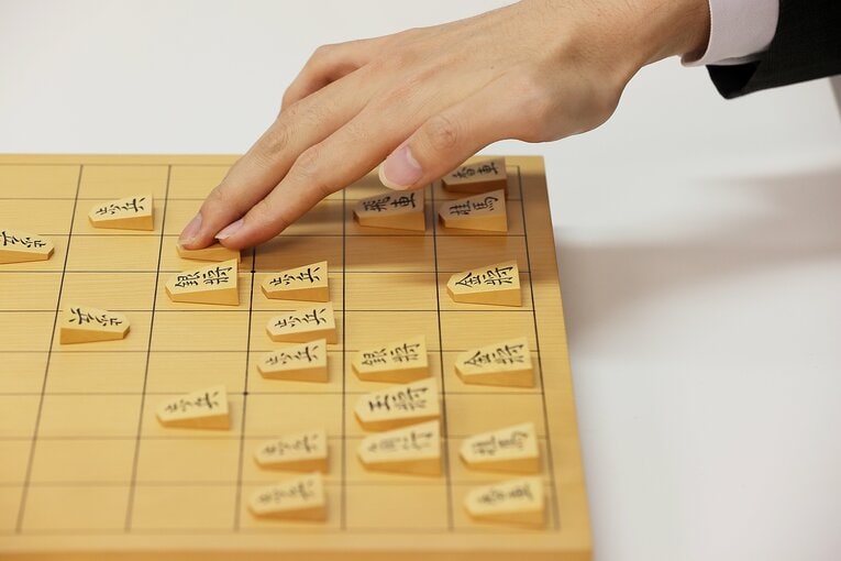 将棋の駒は20枚対20枚。そこから歩を抜くと11枚対11枚になる