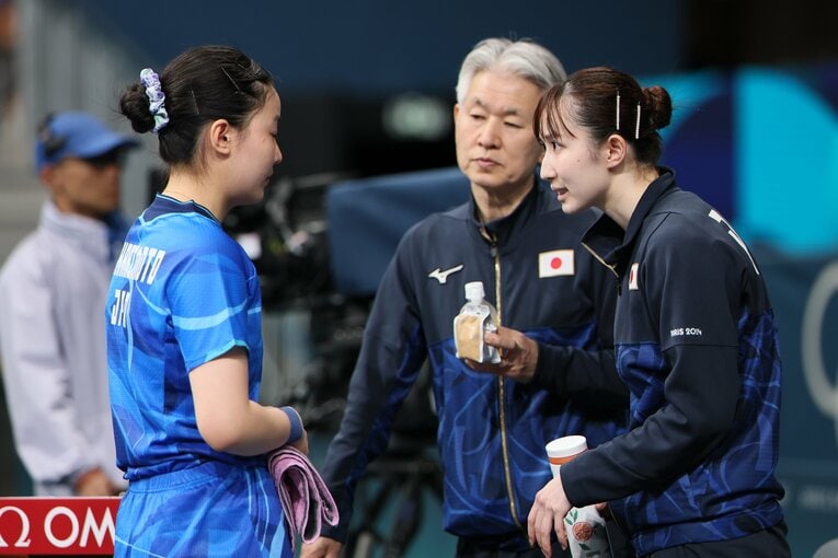 女子卓球団体準決勝、張本を励ます早田　©Kaoru Watanabe/JMPA