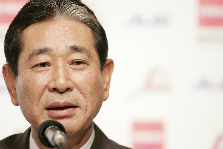 北京五輪前の記者会見で話す星野仙一監督 ©Tamon Matsuzono