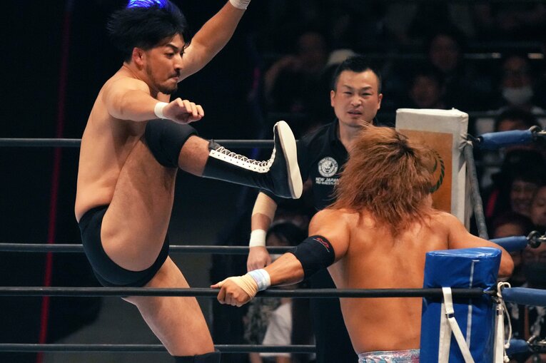 コーナーの海野翔太に蹴りを見舞う成田蓮