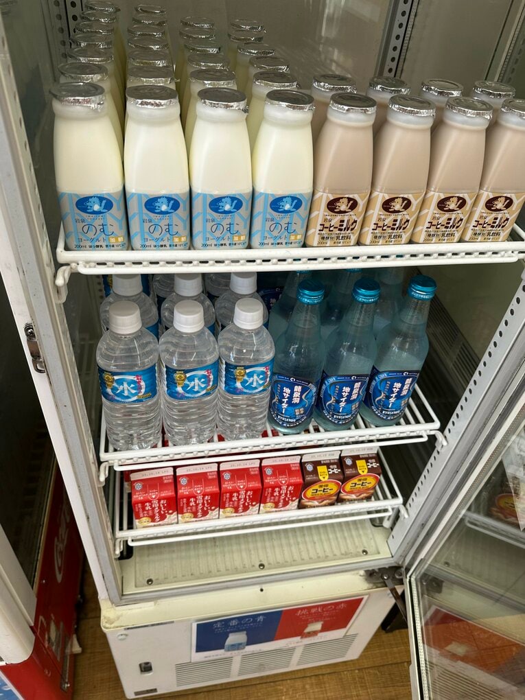 【グルメ編／福田パン矢巾店】大谷さんが佐々木朗希に言った「福田パン、知ってる？」のお店。岩泉の「コーヒーミルク」や龍泉洞の「水」、「地サイダー」など地元の飲み物が並ぶ