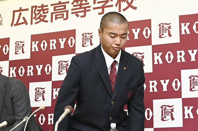 昨年のドラフト会議で無念の指名漏れを味わった広陵・真鍋慧 ／ photograph by KYODO