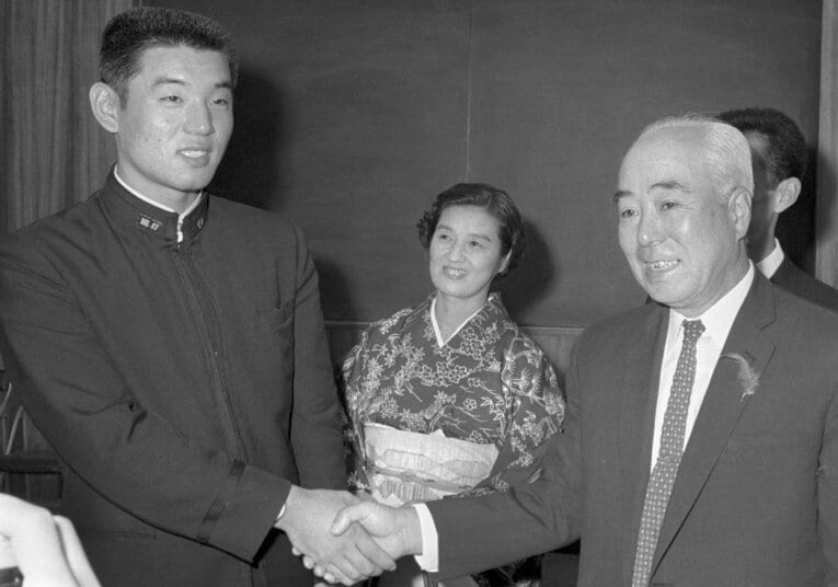 1966年10月、大阪学院高から阪神に1位指名を受けた江夏豊。中央は母・喜美さん　©KYODO
