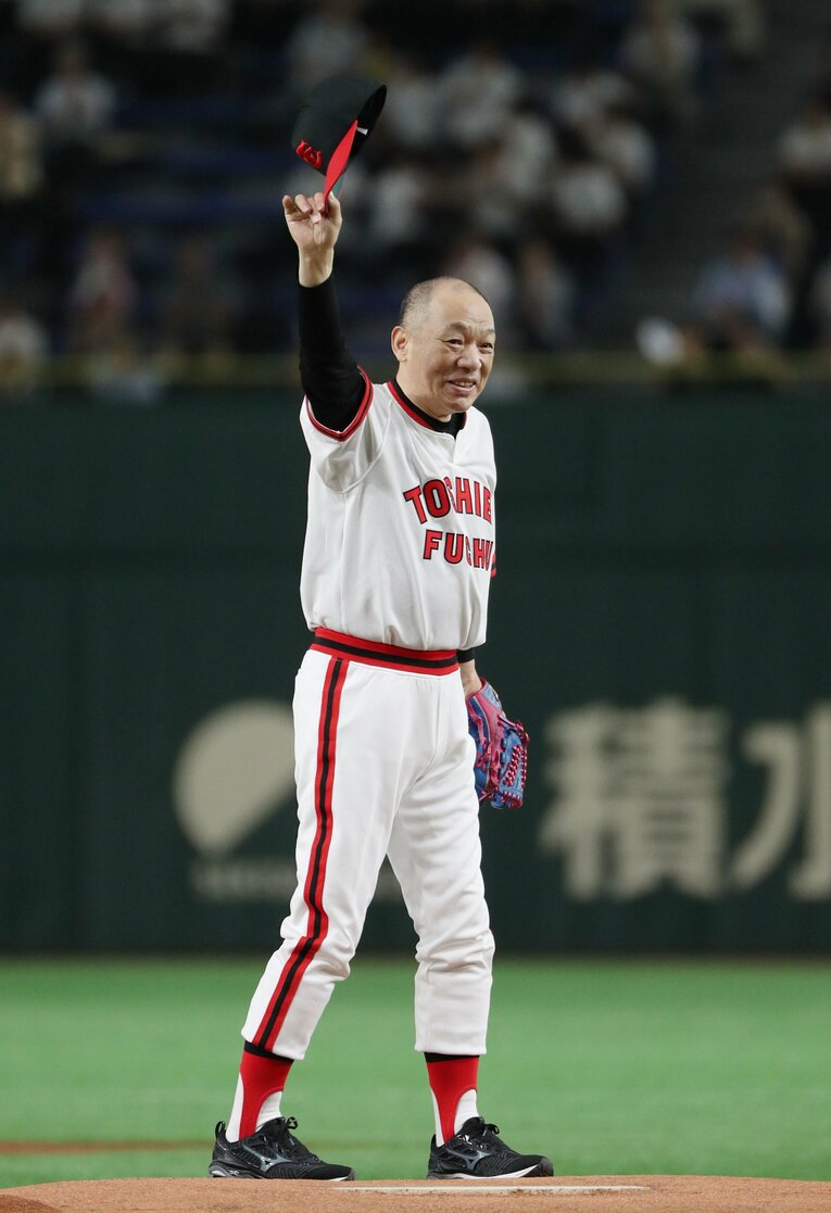 2019年の都市対抗野球決勝。東芝府中のユニフォーム姿で始球式に登場した落合博満　©JIJI PRESS