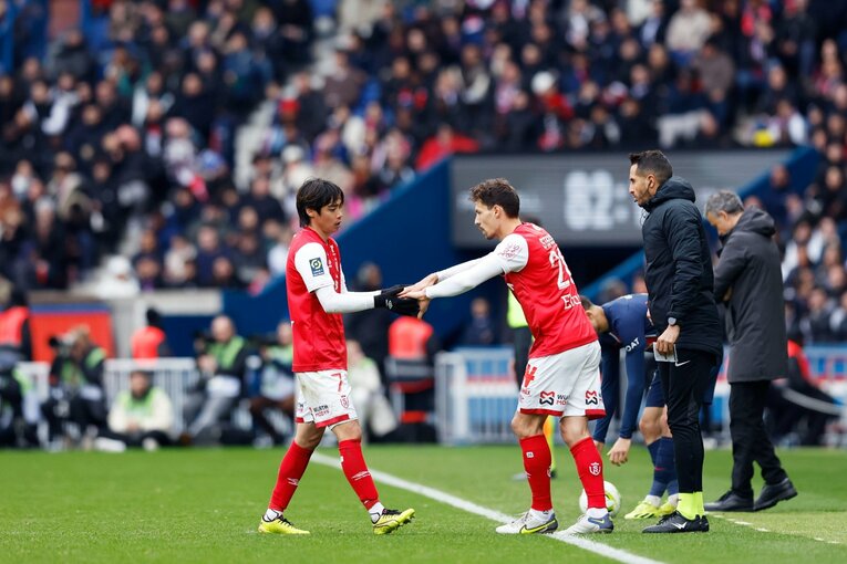 交代でピッチを去る際には…… ©Daisuke Nakashima