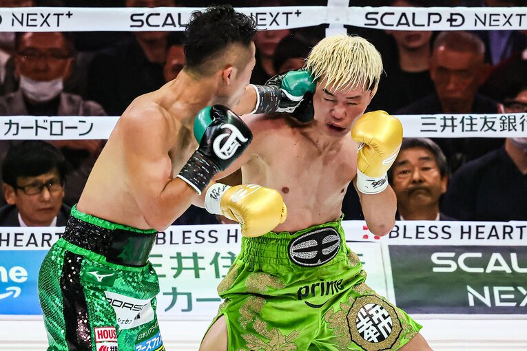 テンプルを打ち抜く井上拓真の左フック　©Susumu Nagao