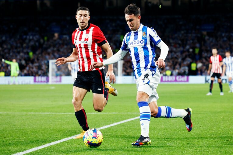 「“クボの疑惑PK”を写真で見ると」「日本代表ユニの少年も」ダービー熱狂のゴラッソ…映像で伝わりきらない“MVP久保建英”の英雄ぶり(31)