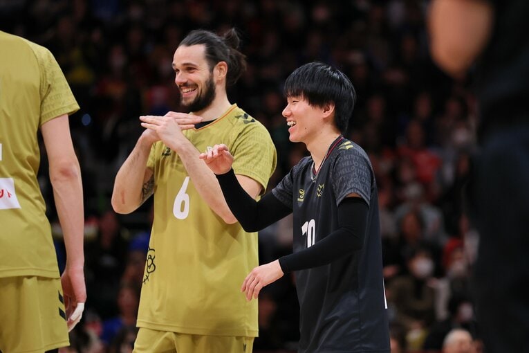 リベロ小川智大（サントリーサンバーズ大阪）と会話をかわすブリザール。普段はライバル同士だが、この日はチームメイトに　©︎SV.LEAGUE
