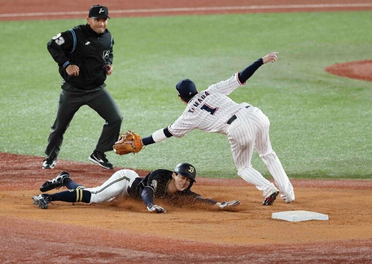 俊足を活かして盗塁を決める佐野さん（写真は2022年日本シリーズ）　©JIJI PRESS