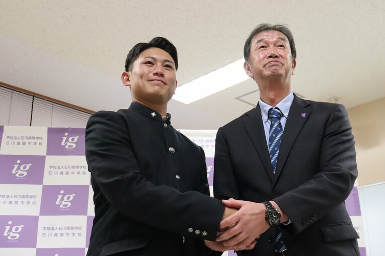 握手する大栄と佐々木監督　©︎Genki Taguchi