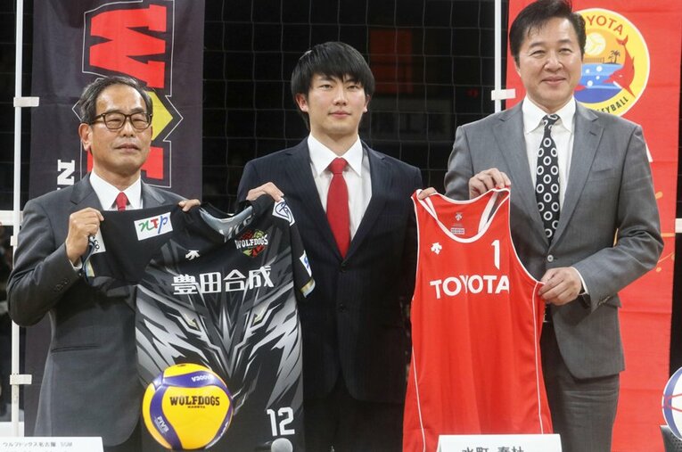 ウルフドッグス名古屋（Vリーグ）とトヨタ自動車（ビーチバレー）のユニフォームを持って新入団会見に臨んだ早稲田大4年・水町泰杜 ／ photograph by KYODO