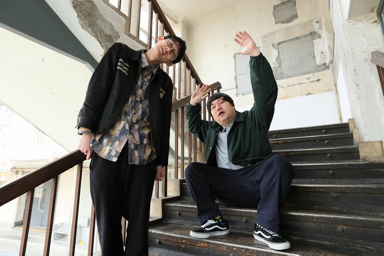 なぜ漫才師はスーツを着るのか？ スーツ歴1年の“M-1・肉うどんネタ”ロングコートダディに聞く「ナメられなくなった気がします」(6)