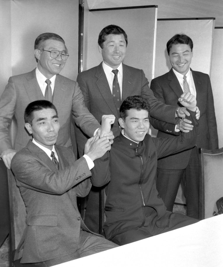 1988年、ドラフト1位指名で中日に入団した今中慎二。父親の正夫さん（前列の左）やスカウトの中田宗男らに祝福される　©KYODO