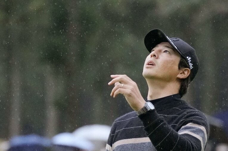 三井住友VISA太平洋マスターズ最終日、プレーオフを制してツアー通算18勝目を挙げた石川遼（31歳）。3年ぶりのウイニングパットを沈めて空を見上げた ／ photograph by KYODO