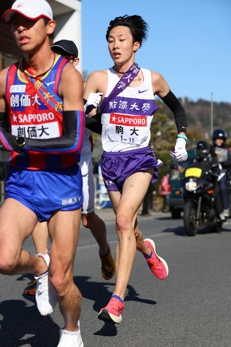 創価大の嶋津に追い抜かれる花尾。その走りには攻めの姿勢が感じられなかった　©AFLO