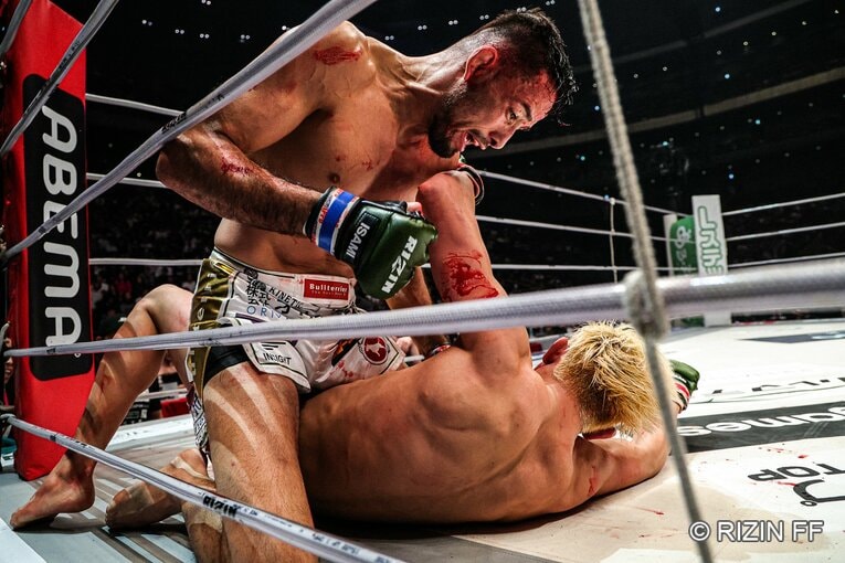 マウントポジションから鈴木千裕にパウンドを落とすクレベル・コイケ（2枚目／全6枚）©RIZIN FF