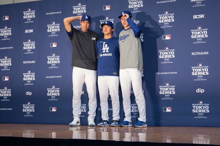 ドジャースの来日会見でそろい踏みの日本人プレイヤー（左から）大谷翔平、山本由伸、佐々木朗希　©︎Nanae Suzuki